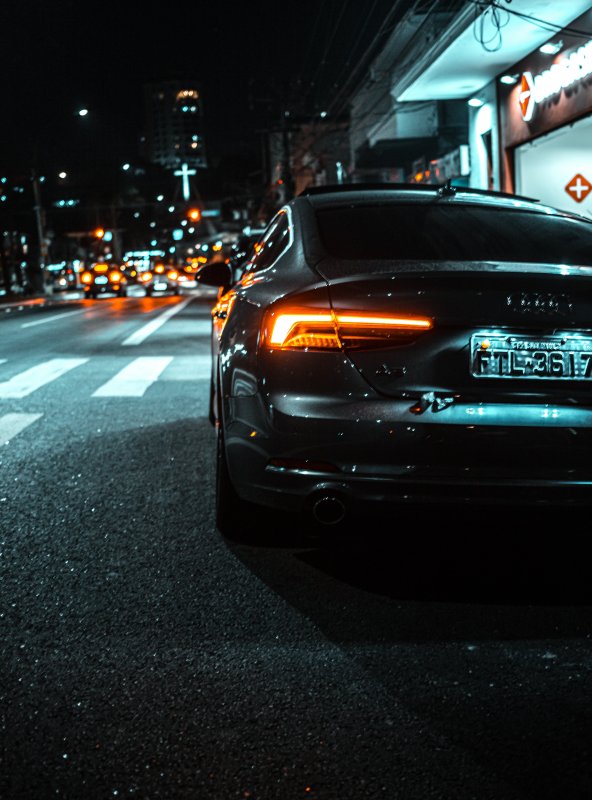 Машина в ночном городе