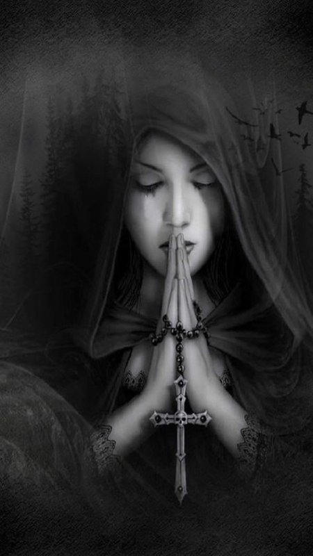 Красивая девушка с крестом