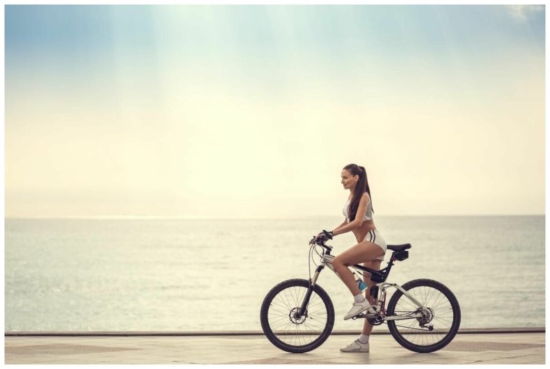 Девушка на велосипеде спорт