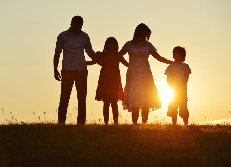 Силуэт счастливой семьи