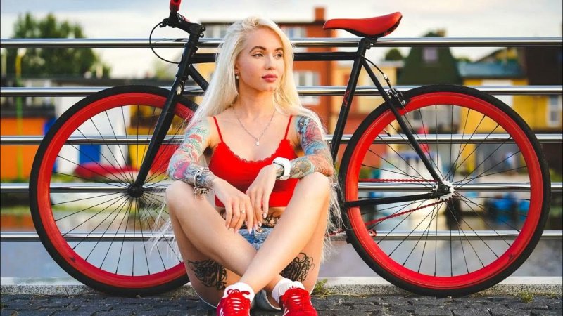 Блондинка на велосипеде