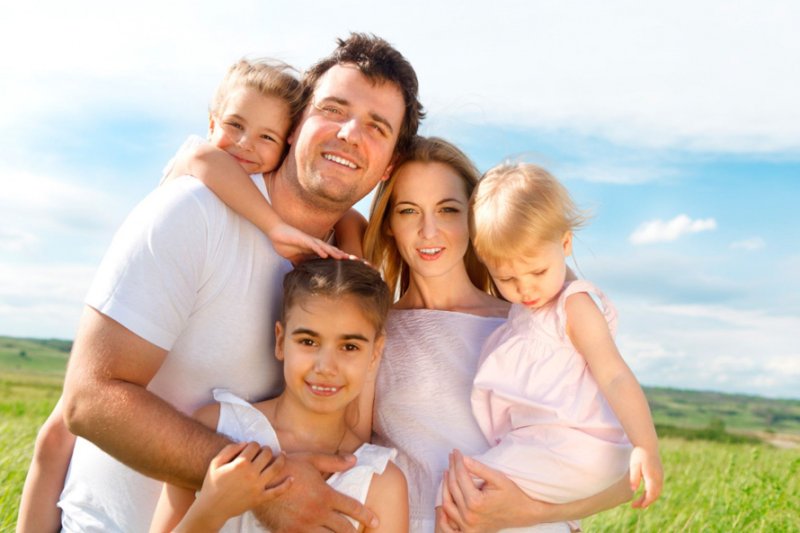 Семья со счастливым ребёнком