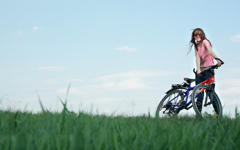 Красивые девушки на велосипеде