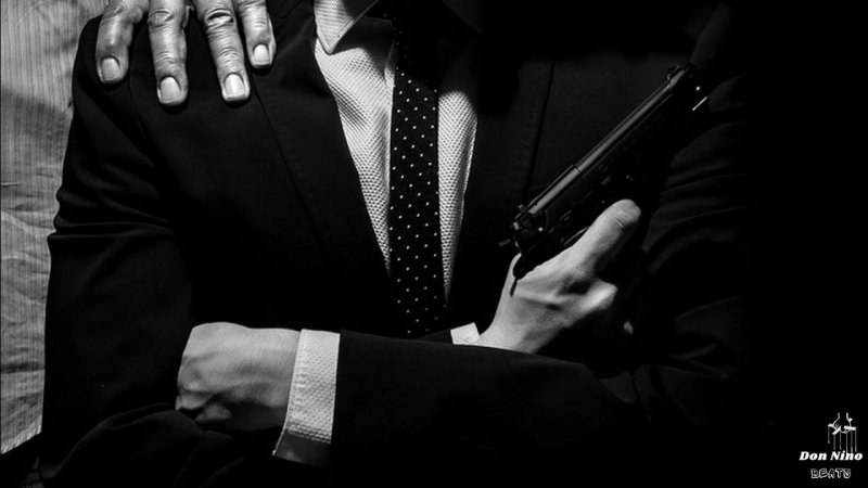 Мужчина в костюме с пистолетом