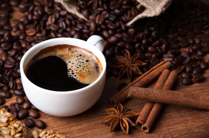 Чашка кофе на столе