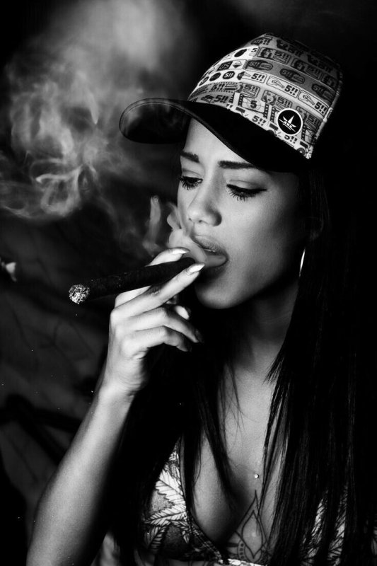 Девушка с сигаретой