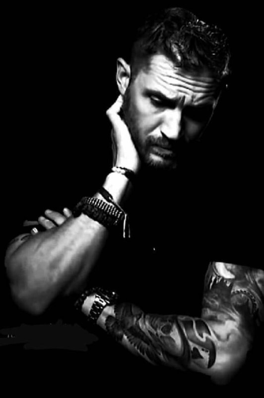 Том Харди черно белое