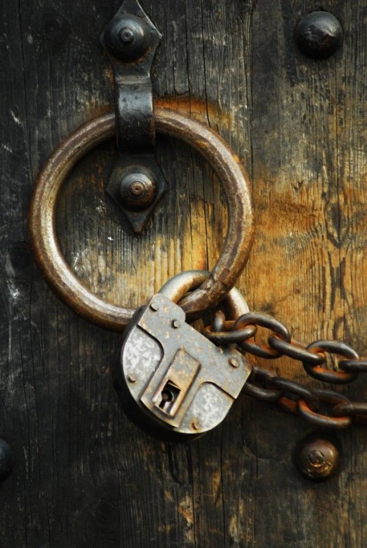 Амбарный замок на цепи