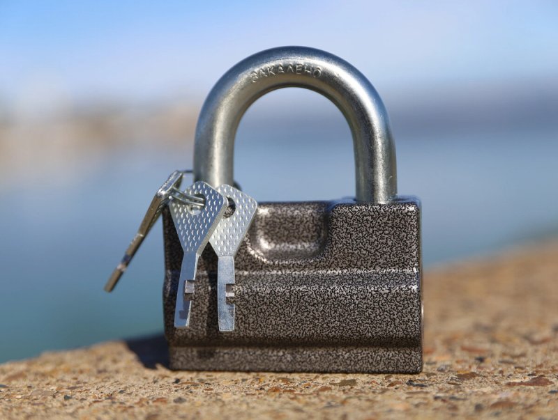 Вскрытие навесного замка ЧАЗ вс2а.