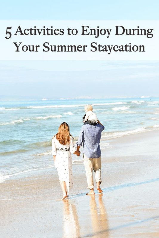 Счастливая семья на берегу моря