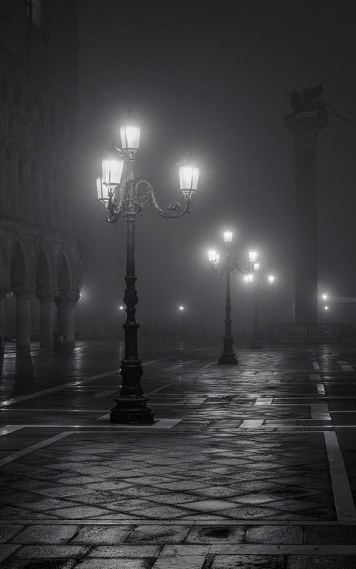 Темная улица с фонарями