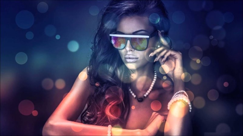 Яркая девушка в очках