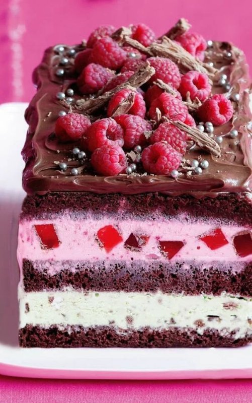 Шоколадно малиновый торт