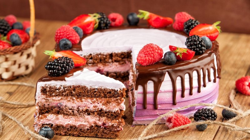 Торт со сладостями