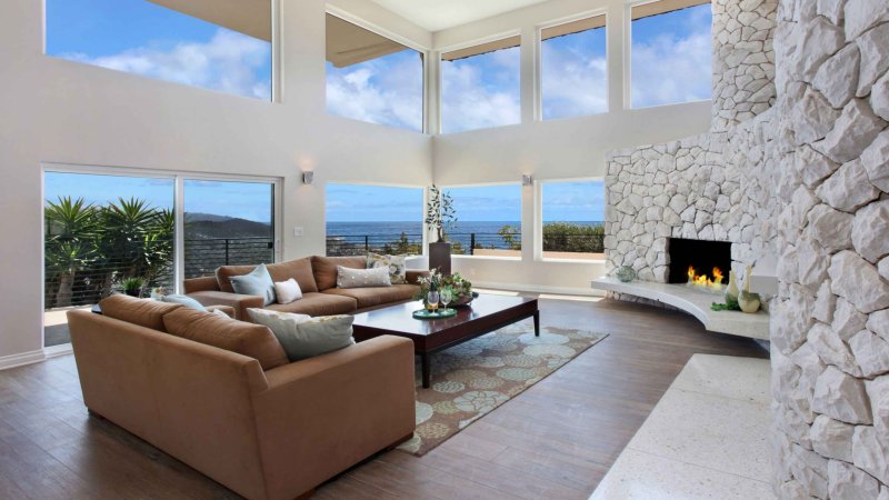 Большая гостиная с камином