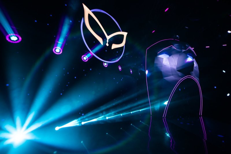 Шоу маска сцена