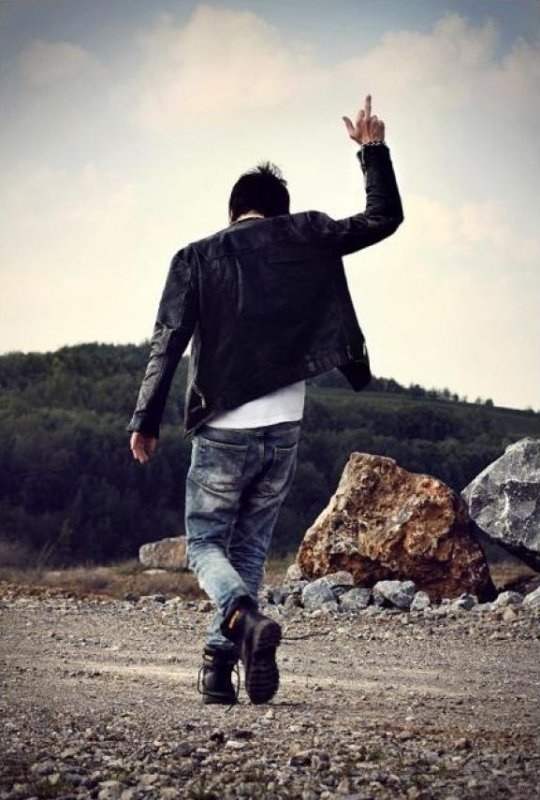 Парень уходит