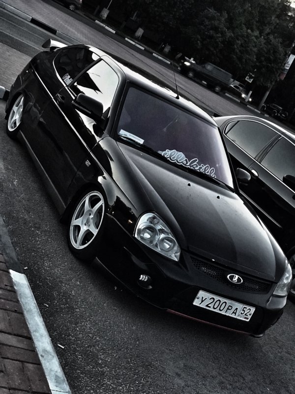 Тюнинговая Приора чёрная