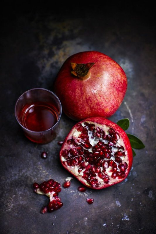 Гранатовый сок на темном фоне