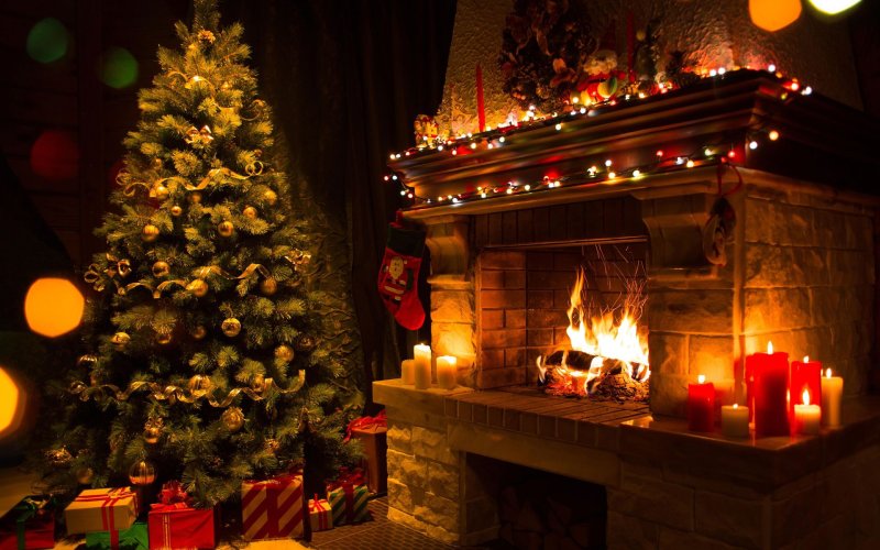 Новогодняя елка и камин