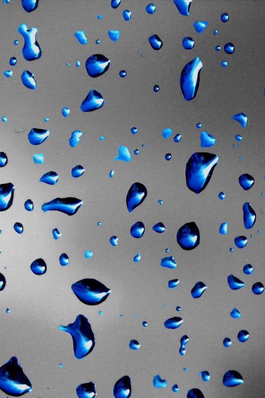 Цветные капли на стекле