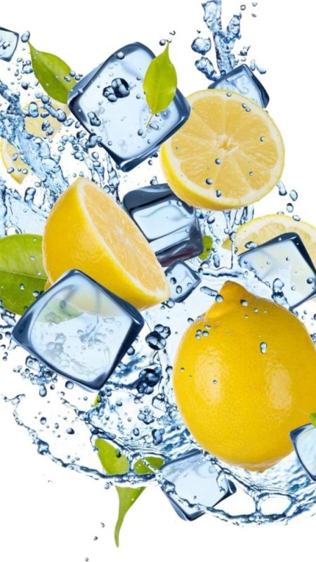 Фрукты в брызгах воды