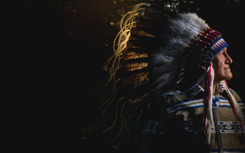 Индеец на черном фоне