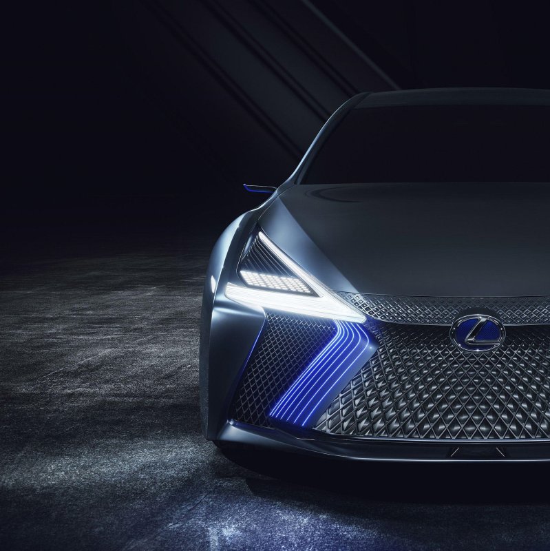 Машина с треугольными фарами