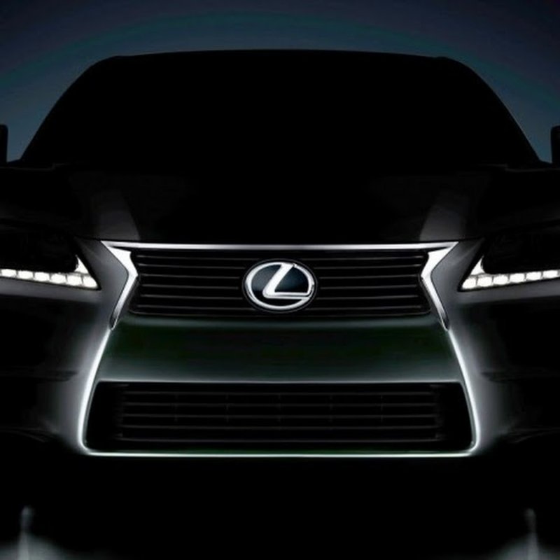 Автомобиль на черном фоне