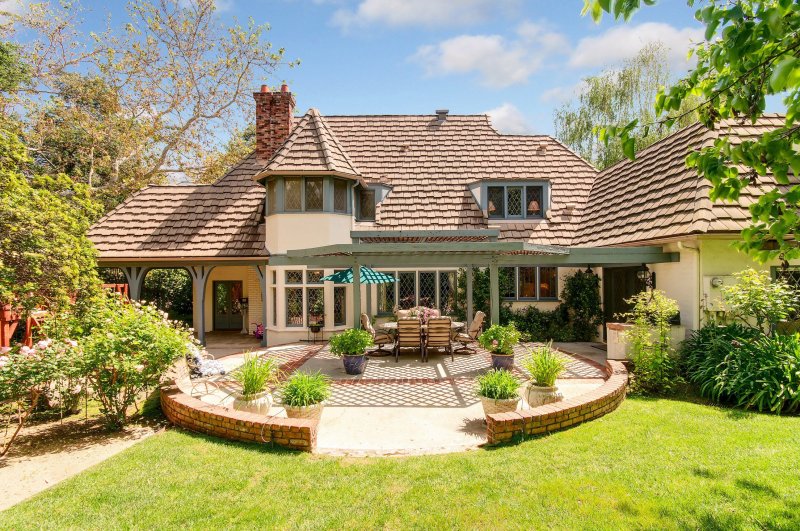 Красивый дом с садом