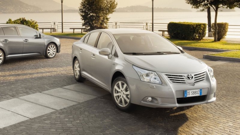 Машина Тойота Авенсис новая