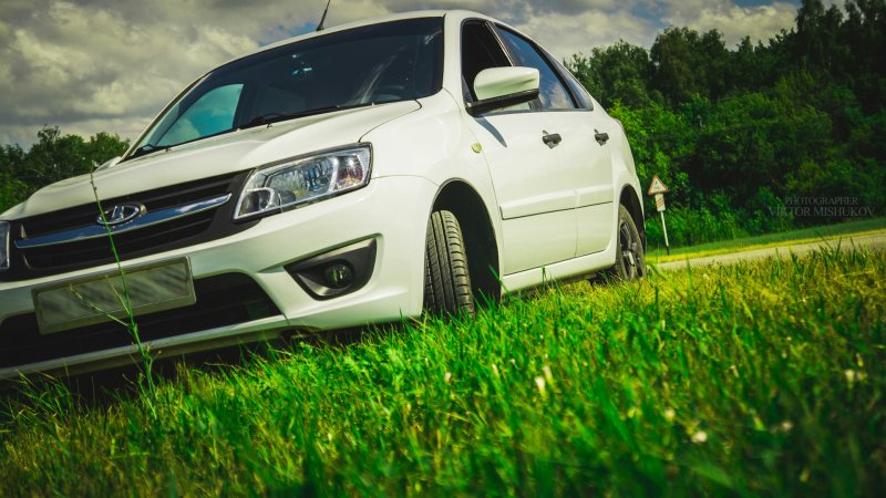 Lada Granta белая