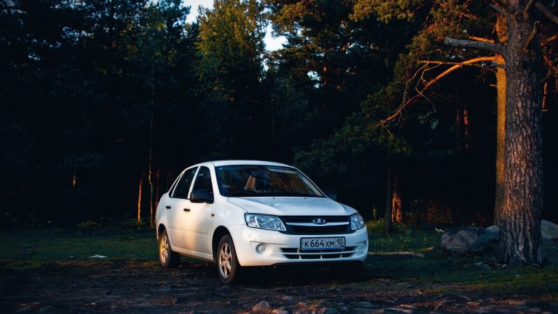 Lada Granta белая