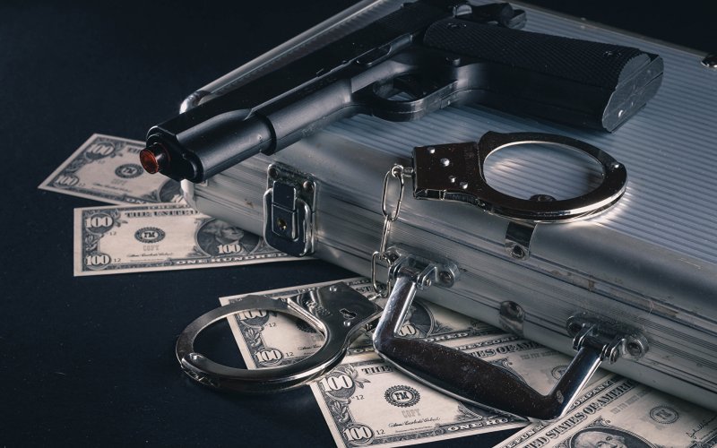 Пистолет и наручники