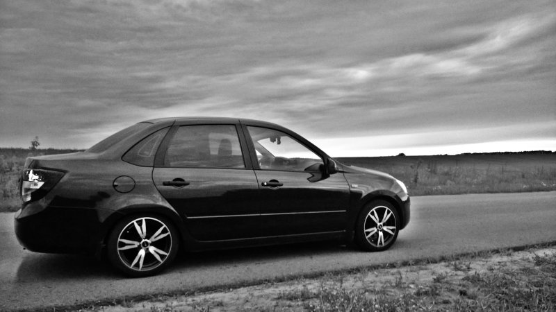 Lada Granta черная