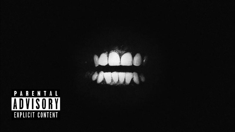 Улыбка на черном фоне