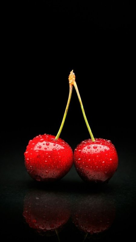 Ягоды на черном фоне