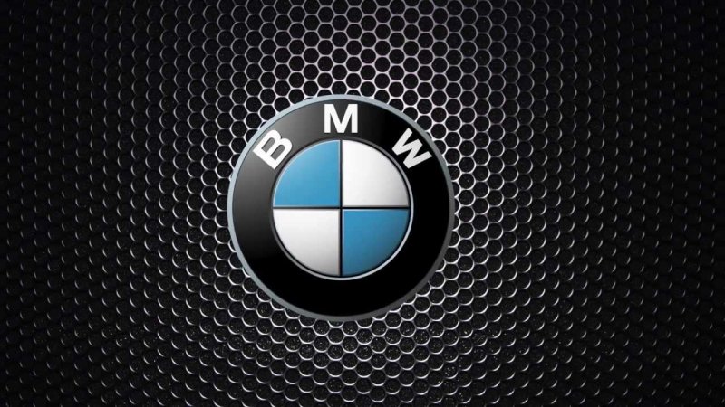 Значок BMW на машине