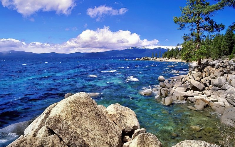 Озеро Байкал летом