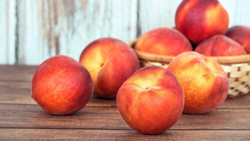 Персик красивый