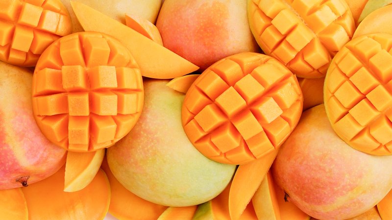 Черный манго фрукт