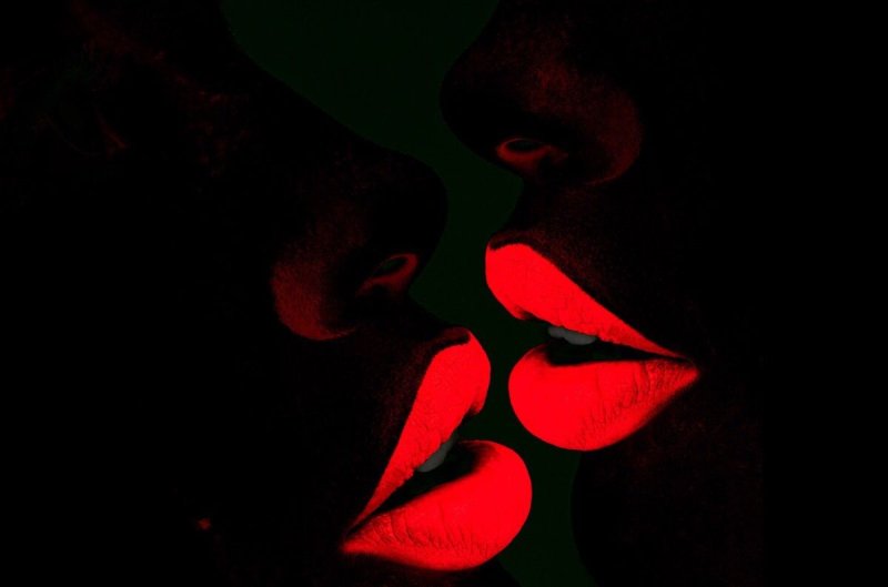 Поцелуй на черном фоне