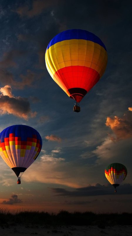 Воздушный шар с корзиной в небе