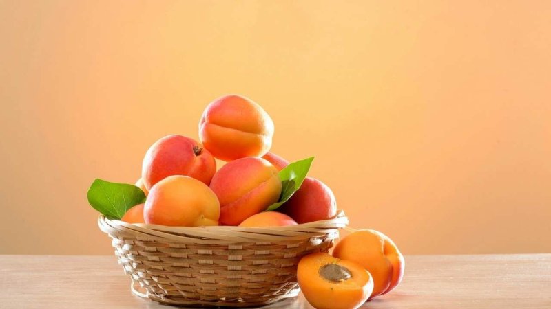 Фрукты на столе