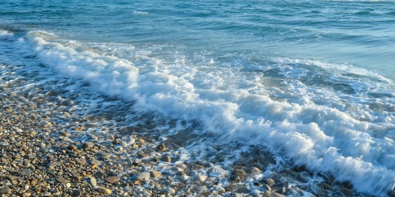 Галечный пляж на черном море