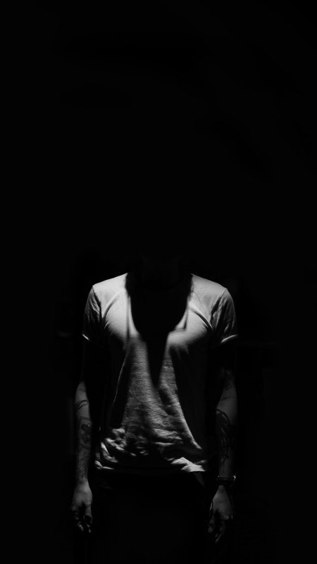 Темный мужской силуэт