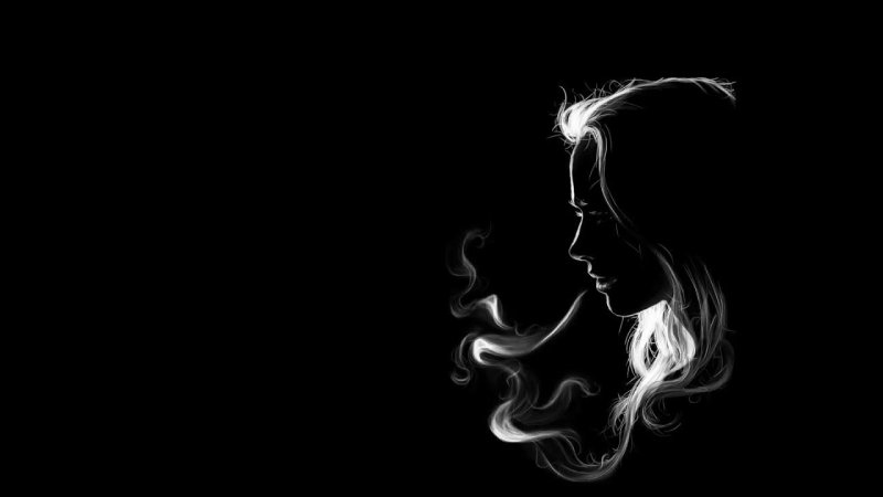 Силуэт девушки на темном фоне