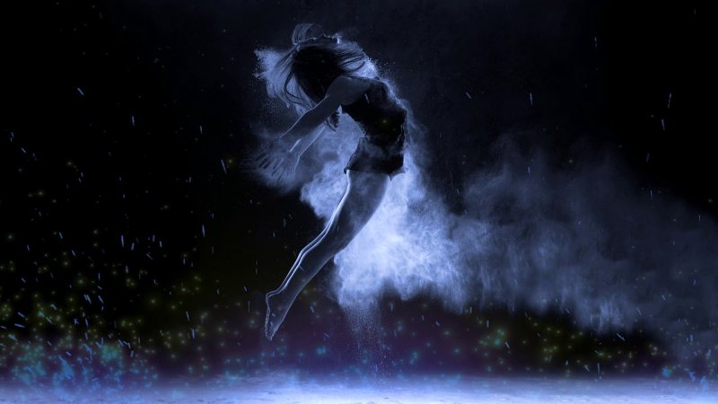 Танцоры на темном фоне