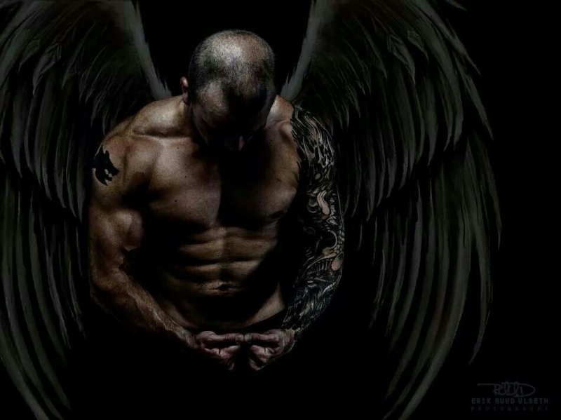 Мужчина с черными крыльями