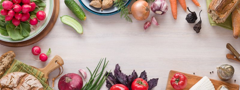 Кухонный стол с овощами